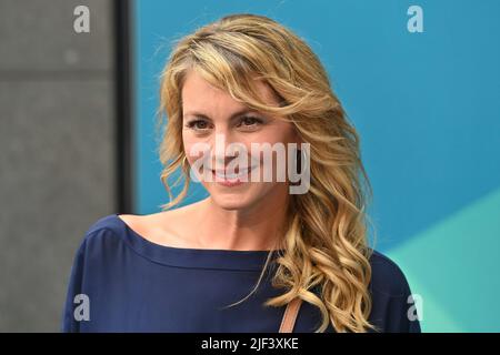 München, Deutschland. 28.. Juni 2022. Luise BAEHR (Schauspielerin) Einzelbild, abgeschnitten Einzelmotiv, Porträt, Porträt, Porträt. ZDF-Empfang/ Treffen in der H`ugo`s Bar anlässlich der Münchner Filmfestspiele am 28.. Juni 2022 Quelle: dpa/Alamy Live News Stockfoto